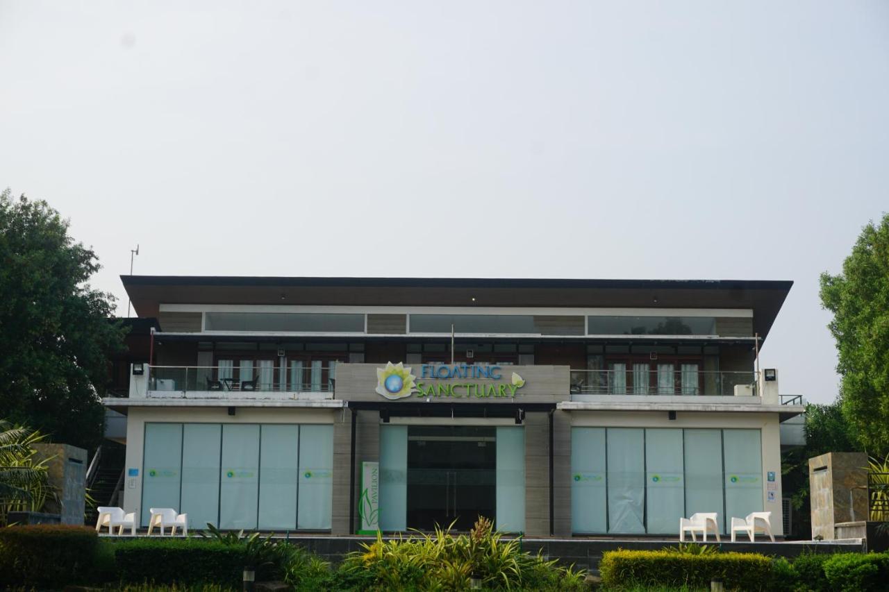 Floating Sanctuary Resort Powered By Cocotel Bulacan Eksteriør billede
