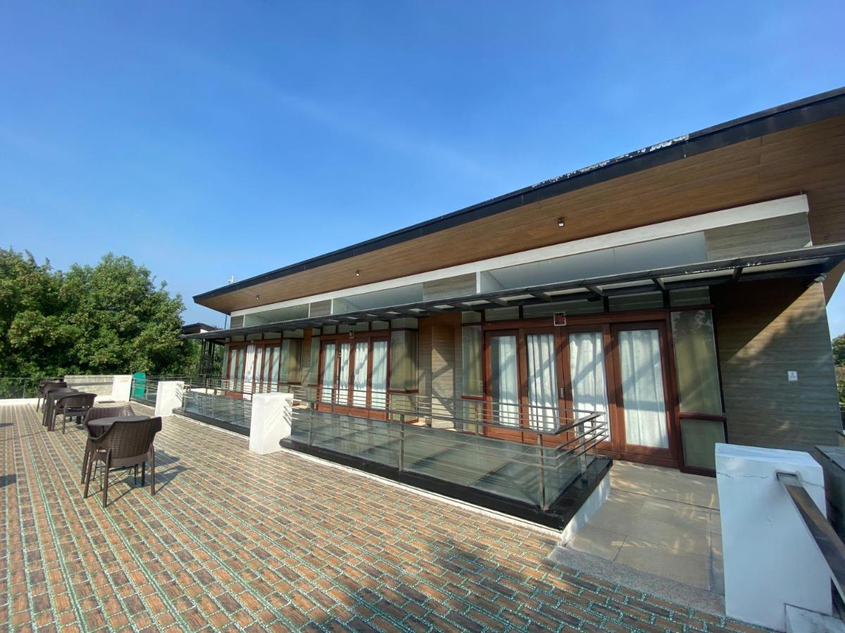 Floating Sanctuary Resort Powered By Cocotel Bulacan Eksteriør billede